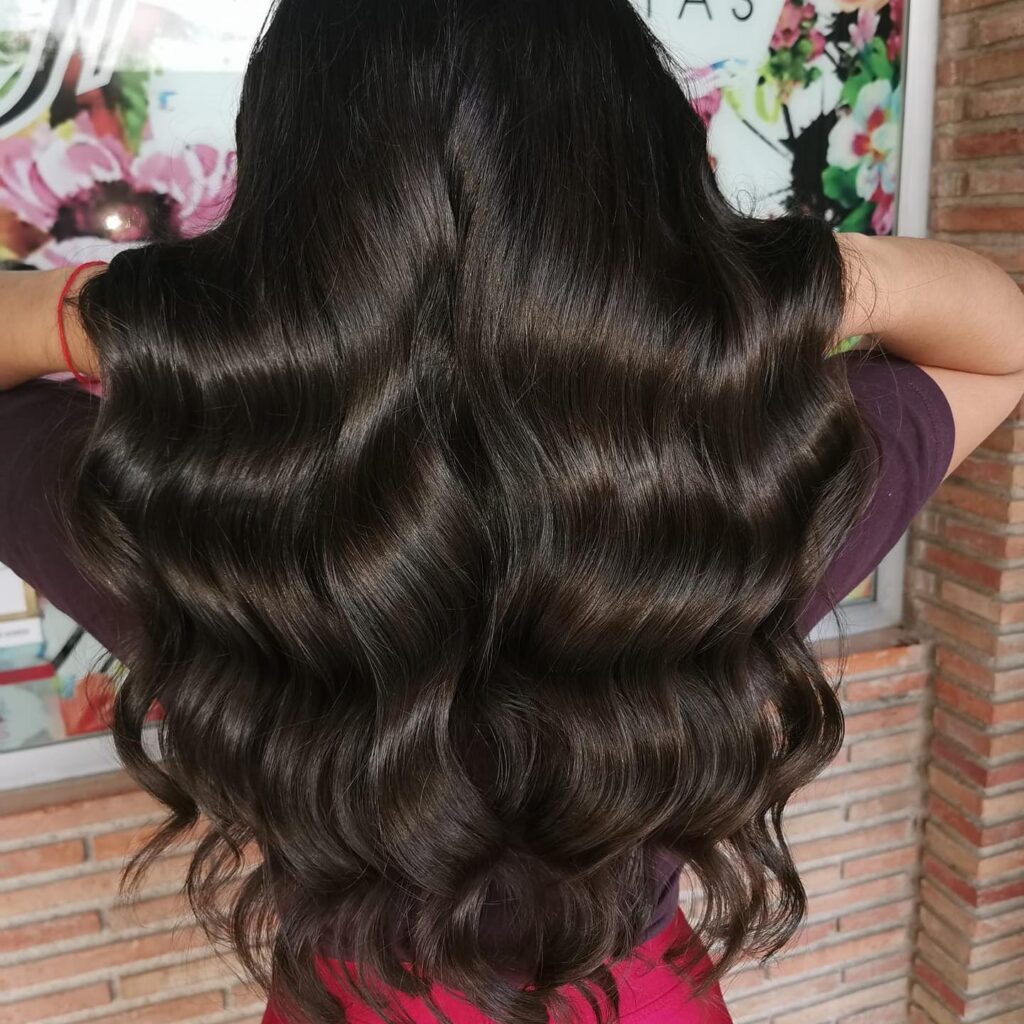 Melena larga morena con ondas y acabado brillante, trabajo realizado en Neyfa Estilistas